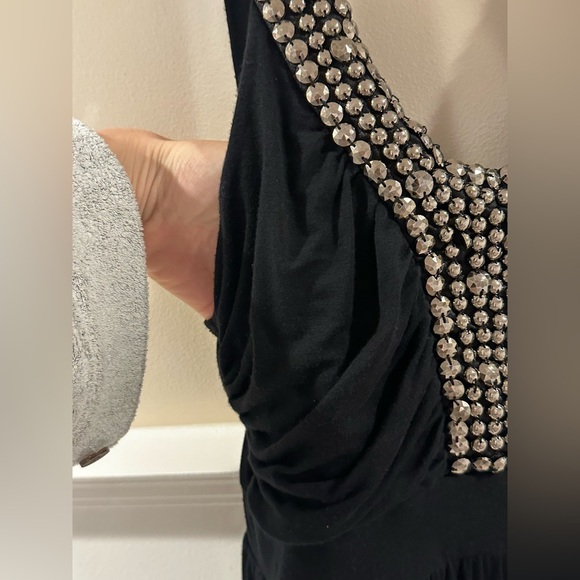 Elegant Black Sleeveless Dress - Picture 2 of 3